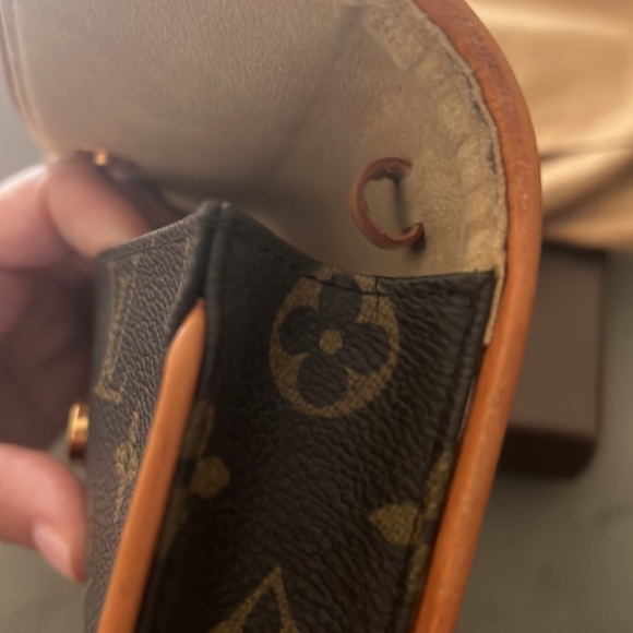 FLASH SALE! Louis Vuitton Crossbody - Picture 5 of 12